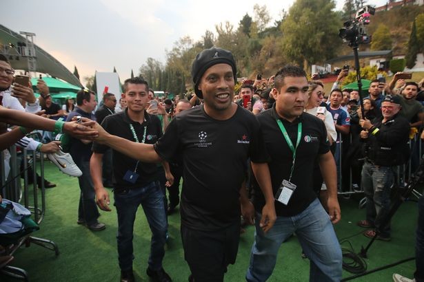 Ronaldinho cùng lúc cưới 2 vợ