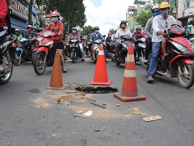 Xuất hiện ‘hố tử thần’ giữa giao lộ tại Gò Vấp