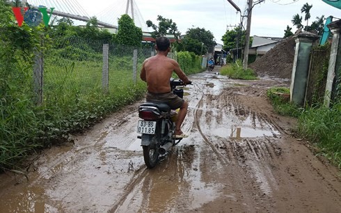 Đường nội ô Mỹ Tho lầy lội, gây tai nạn giao thông