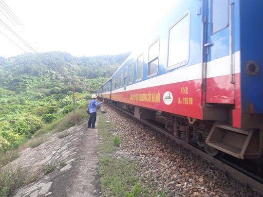 Nhiều tàu chậm chuyến do tàu SE8 lố đà trên đèo Hải Vân