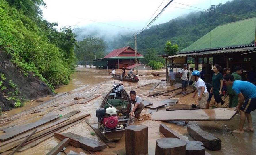 Thủy điện xả lũ gãy cầu, dân hối hả kéo nhau lên núi