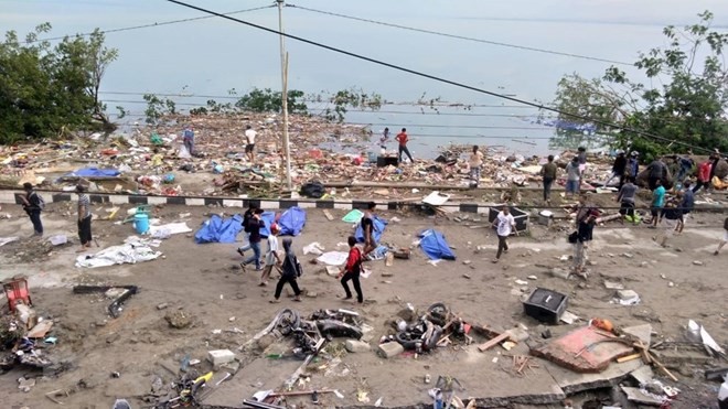 Hiện trường ngổn ngang, đổ nát sau khi sóng thần ập vào Palu, đảo Sulawesi, Indonesia ngày 28/9/2018. (Ảnh: AFP/TTXVN)