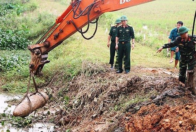 Cơ quan chức năng trục vớt quả bom và tiêu hủy