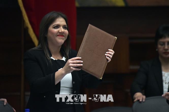 Bà Maria Alejandra Vicuña trong cuộc họp Quốc hội tại Quito, Ecuador. AFP/TTXVN