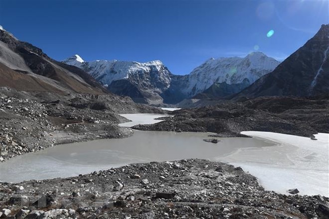 Hồ băng tan chảy từ đỉnh núi ở Solukhumbu, cách thủ đô Kathmandu của Nepal 140km về phía đông bắc, ngày 22/11/2018. (Ảnh: AFP/ TTXVN)