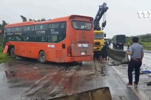 Tai nạn giao thông liên tiếp vì 'ổ gà, ổ voi'