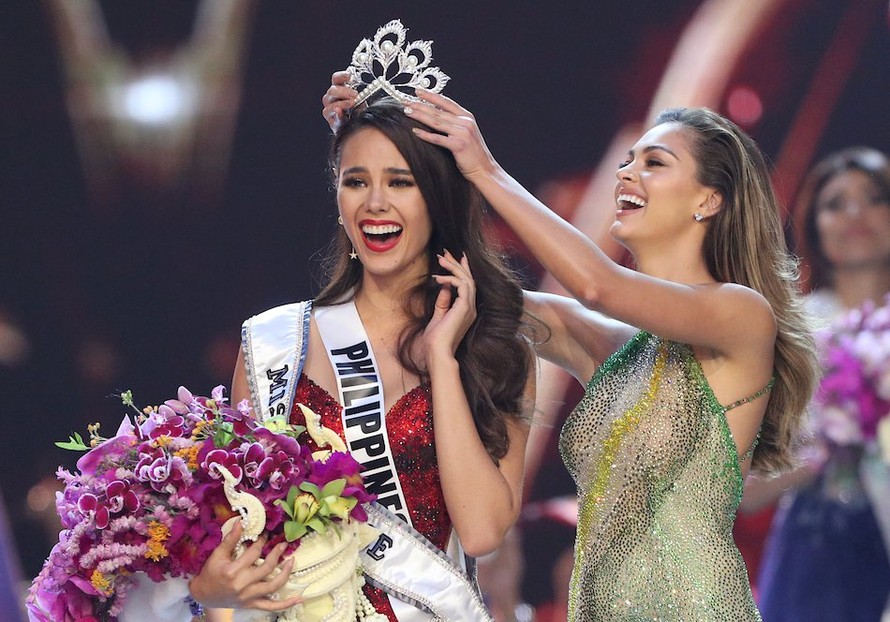 11 năm trước, mẹ ruột đã mơ thấy Catriona Gray mặc váy đỏ đăng quang Hoa hậu Hoàn vũ