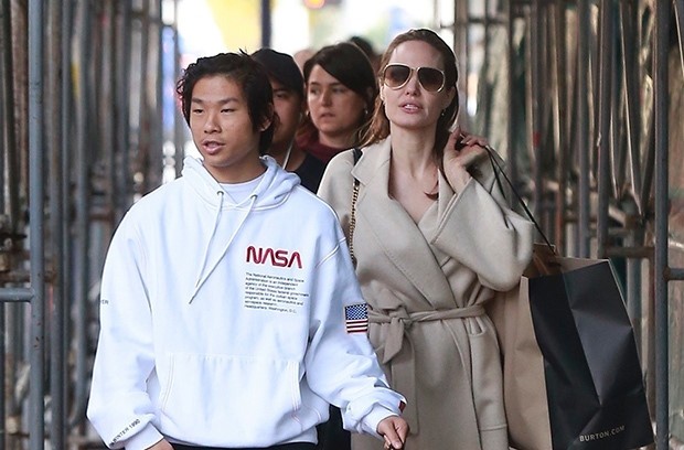 Minh tinh 43 tuổi và con trai Pax Jolie-Pitt đi mua sắm cho dịp lễ Giáng sinh