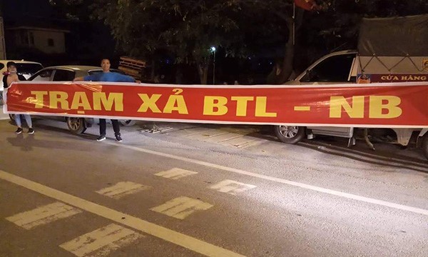 Tài xế mang theo các băng rôn phản đối.