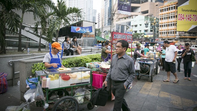 Người Việt bán hàng rong ở Thái Lan. Ảnh tư liệu minh họa: Lam Yen