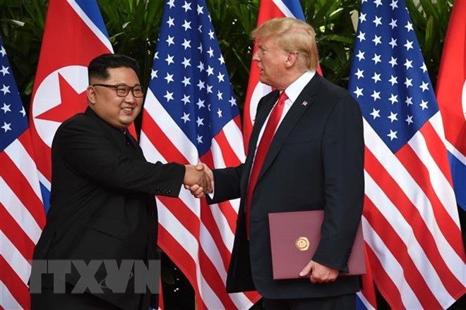 Tổng thống Mỹ Donald Trump (phải) và nhà lãnh đạo Triều Tiên Kim Jong-un tại hội nghị thượng đỉnh ở Singapore ngày 12/6/2018. (Ảnh: AFP/ TTXVN)