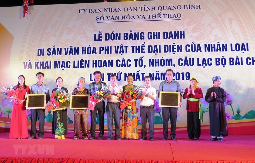 Đại diện lãnh đạo tỉnh Quảng Bình trao bằng UNESCO ghi danh “Nghệ thuật Bài Chòi Trung Bộ Việt Nam” là Di sản văn hóa phi vật thể đại diện của nhân loại cho các địa phương trong tỉnh có Di sản. (Ảnh: Võ Dung-TTXVN)