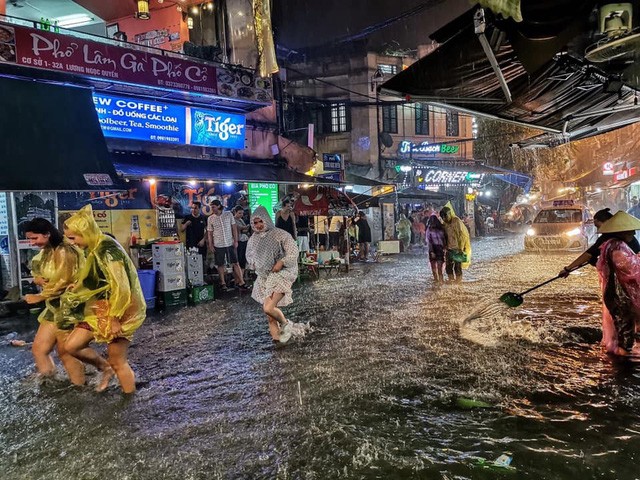 Mưa lớn khiến Hà Nội ngập úng lúc nửa đêm