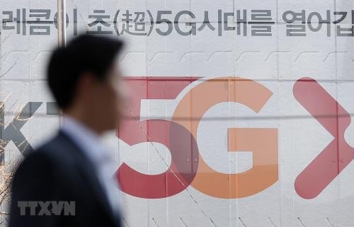 Bảng quảng cáo dịch vụ 5G tại trụ sở của nhà mạng di động SK Telecom ở thủ đô Seoul, Hàn Quốc, ngày 4/4/2019. Ảnh: Yonhap/TTXVN