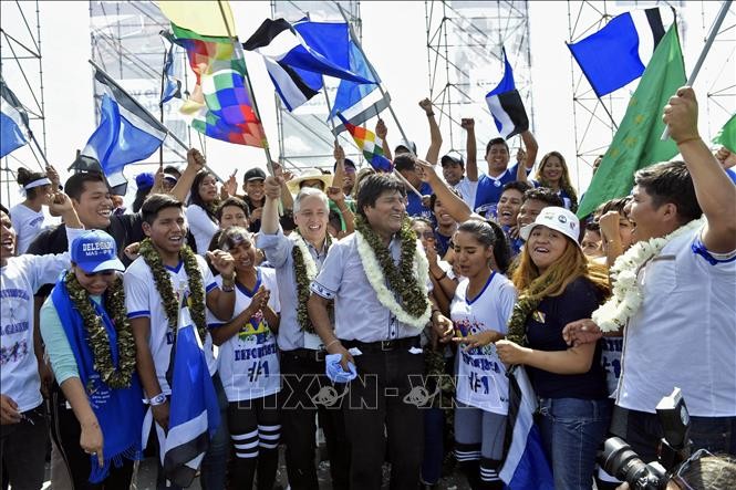 Tổng thống Bolivia Evo Morales (giữa, phải) trong chiến dịch vận động tranh cử ở Chimore, Cochabamba, ngày 18/5/2019. Ảnh: AFP/ TTXVN