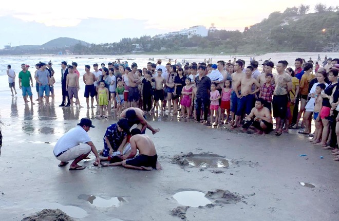 Lực lượng cứu hộ đã đưa được 5 em vào bờ nhưng 2 em đã tử vong. Ảnh: Lê Huân.