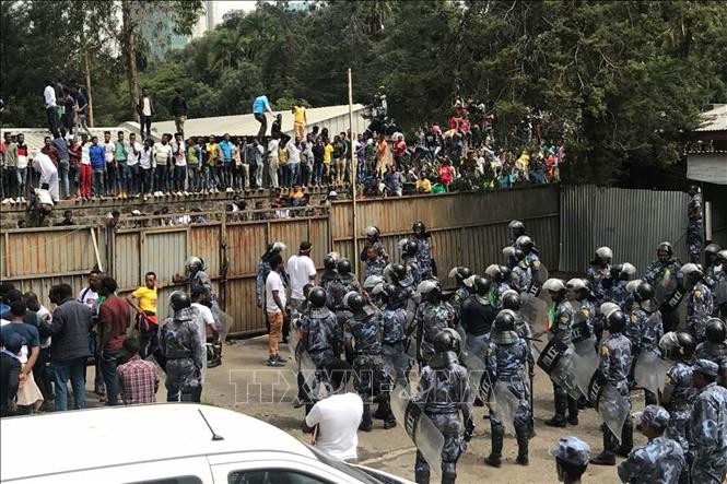 Cảnh sát Ethiopia bắt giữ một kẻ tình nghi đánh bom tại Addis Ababa. Ảnh tư liệu: AFP/TTXVN