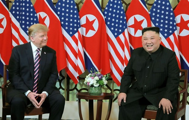 Tổng thống Mỹ Donald Trump và nhà lãnh đạo Triều Tiên Kim Jong-un trong cuộc gặp thượng đỉnh tại Hà Nội. (Ảnh: AFP/ TTXVN)