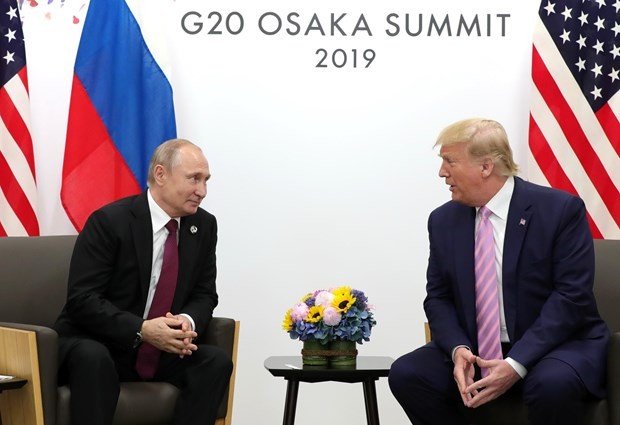 Tổng thống Nga Vladimir Putin và người đồng cấp Mỹ Donald Trump trong cuộc hội đàm ở Osaka, Nhật Bản. (Ảnh: AFP/TTXVN)