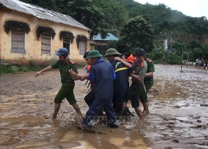 Đưa người bị thương từ bản Sa Ná (xã Na Mèo, huyện Quan Sơn, tỉnh Thanh Hóa) đi chữa trị. Ảnh: Trịnh Duy Hưng/TTXVN