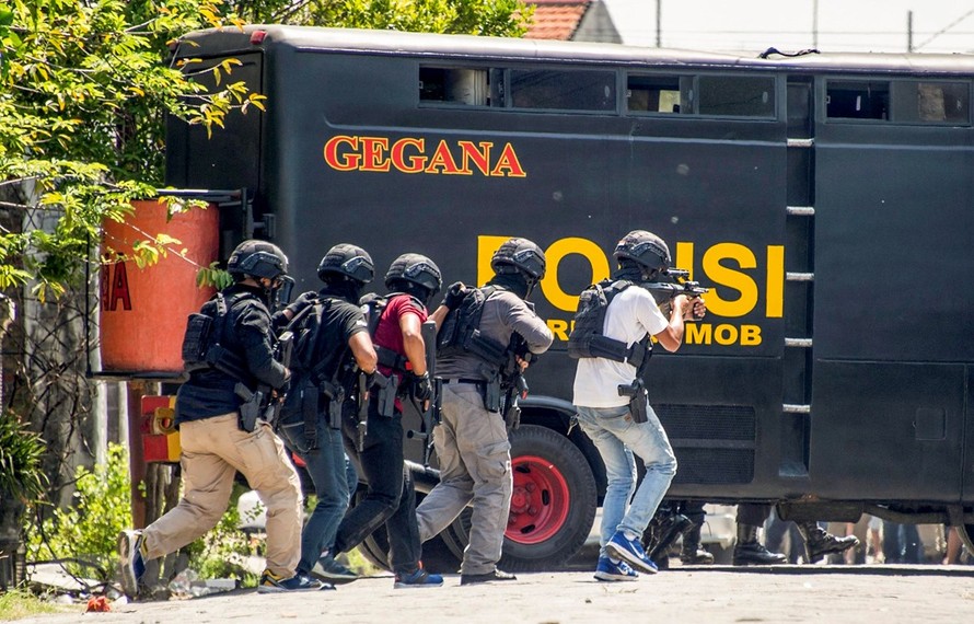 Cảnh sát chống khủng bố Indonesia trong một chiến dịch truy quét tội phạm ở thành phố Surabaya. (Ảnh: AFP/TTXVN)