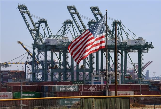 Container hàng hóa được xếp dỡ tại cảng Long Beach, Los Angeles, Mỹ. Ảnh: AFP/TTXVN