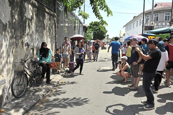 Khách du lịch "check-in" tại những tác phẩm nghệ thuật trên tường ở Penang.