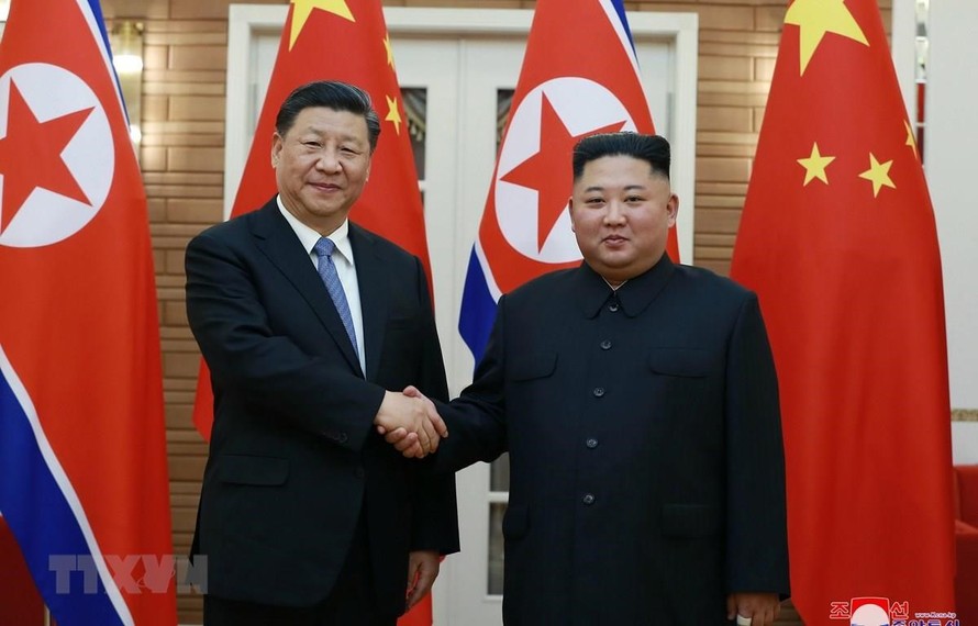 Chủ tịch Trung Quốc Tập Cận Bình (trái) và nhà lãnh đạo Triều Tiên Kim Jong-un trong cuộc gặp thượng đỉnh ở Bình Nhưỡng ngày 20/6/2019. (Ảnh: Yonhap/TTXVN)