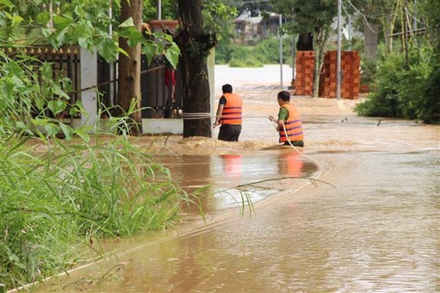 Lũ về đột ngột khiến nhiều hộ dân ở Bình Phước không kịp trở tay. (Ảnh: Đậu Tất Thành/TTXVN)