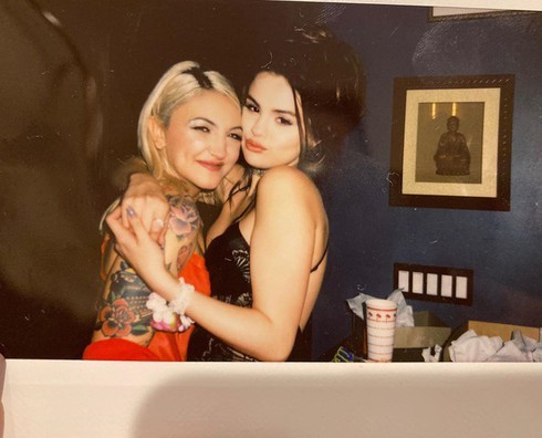 Selena Gomez đang hẹn hò đồng giới với nữ ca sĩ Julia Michaels?