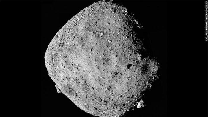 Hình ảnh thiên thạch Bennu chụp từ tàu vũ trụ OSIRIS-REx của NASA. (Ảnh: CNN).