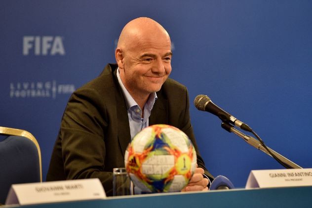 Chủ tịch FIFA Gianni Infantino nhấn mạnh: "Sức khỏe của mọi người quan trọng hơn nhiều so với bất kỳ trận đấu nào.