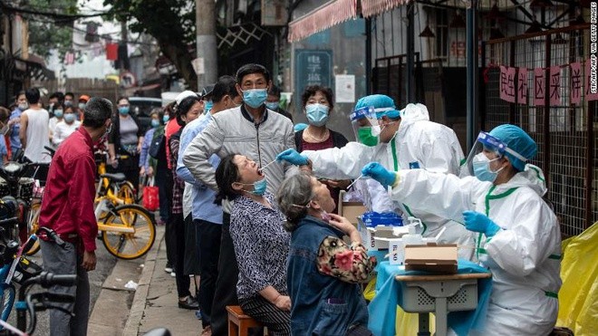 Xét nghiệm y tế tại Vũ Hán sau khi phát hiện 6 ca nhiễm mới. Ảnh: Getty.