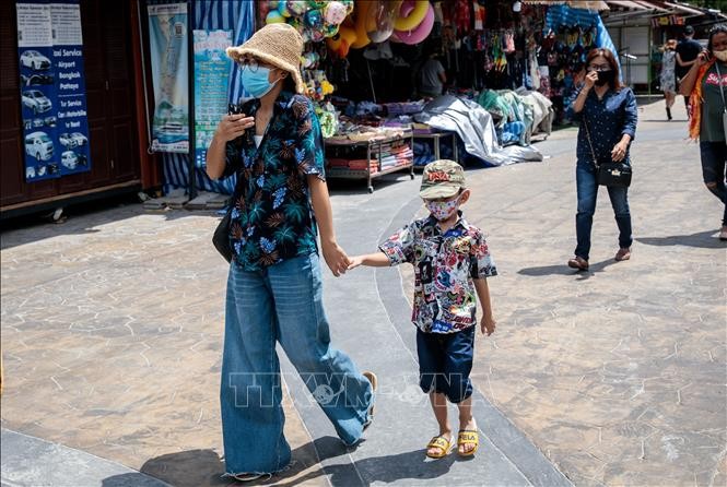 Người dân đeo khẩu trang phòng lây nhiễm COVID-19 tại Hua Hin, Thái Lan ngày 19/5/2020. Ảnh minh họa: AFP/TTXVN