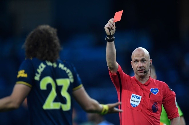 David Luiz là tâm điểm sau thất bại 0-3 của Arsenal. Ảnh: Getty Images.