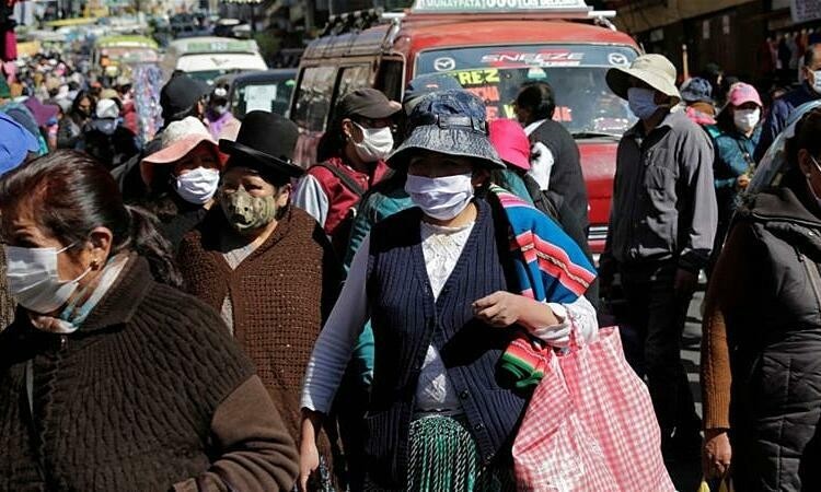 Người dân Lapaz, Bolivia, đeo khẩu trang trong ngày đầu nới phong tỏa hồi tháng 5. Ảnh: Reuters.