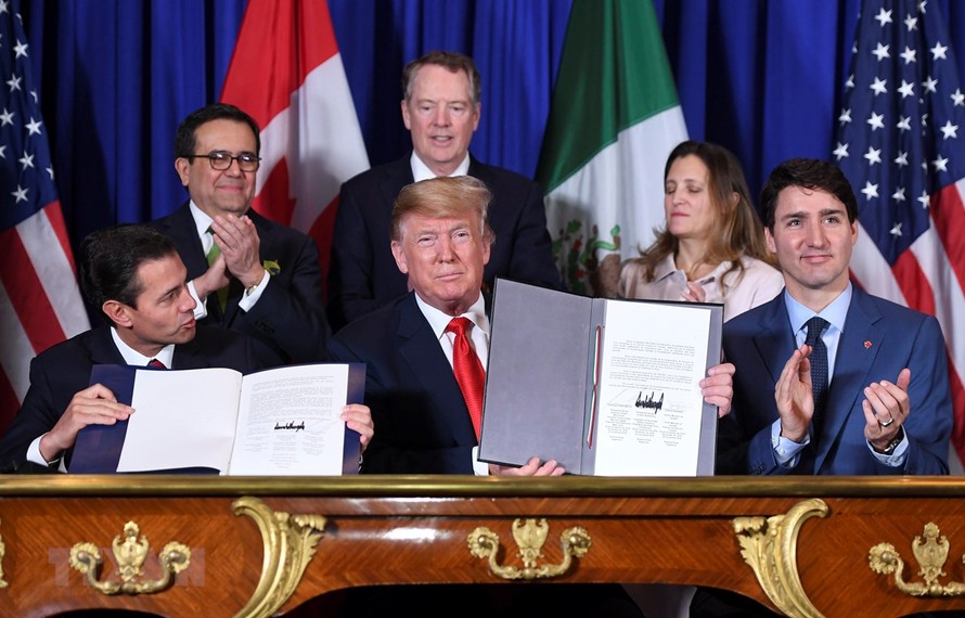 (Từ trái sang): Ông Enrique Pena Nieto (khi đang đương chức Tổng thống Mexico), Tổng thống Mỹ Donald Trump và Thủ tướng Canada Justin Trudeau ký Hiệp định thương mại Mỹ-Mexico-Canada (USMCA) tại Buenos Aires, Argentina ngày 30/11/2018. (Ảnh: AFP/TTXVN)