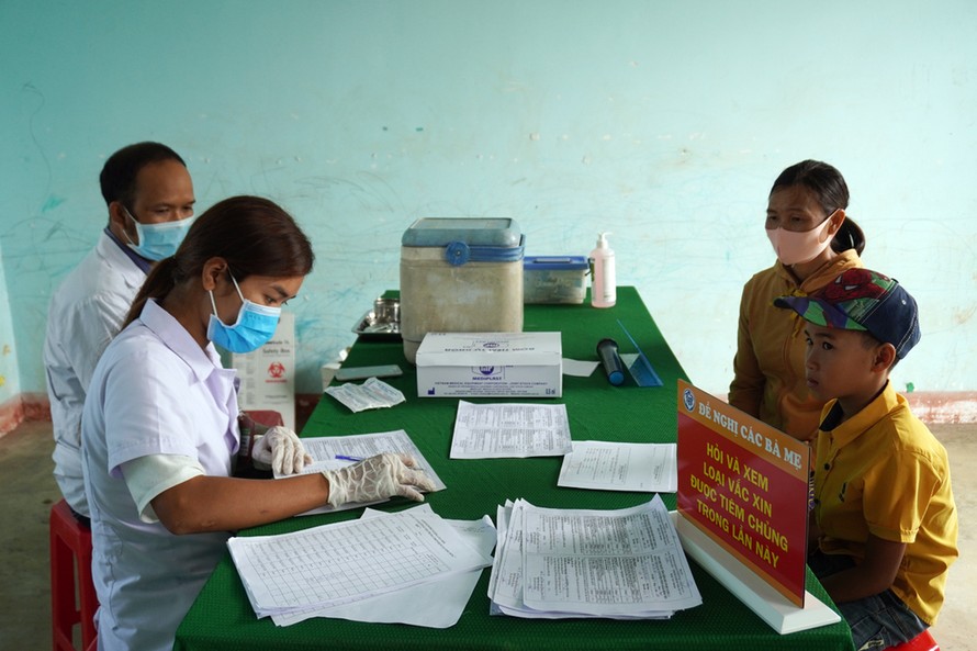 Cán bộ Y Tế huyện Đăk Glong, Đăk Nông làm thủ tục tiêm chủng vaccine bạch hầu cho người dân xã Quảng Hòa, sáng 28/6. Ảnh: Trần Hóa.