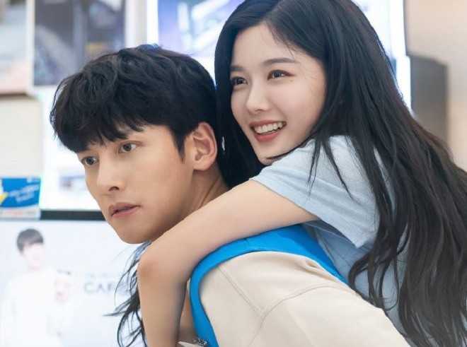 Ji Chang Wook và Kim Yoo Jung tiếp tục bị cho là chọn nhầm kịch bản với Cửa hàng tiện lợi Saet Byul.