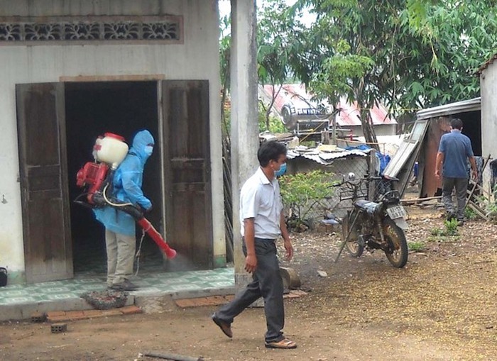 Phun hóa chất khử khuẩn tại xã Ya Xiêr, huyện Sa Thầy, Kon Tum