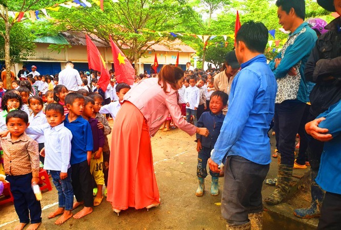 Cô giáo ở vùng sâu Đắk Nông dỗ dành học sinh ngày đầu tựu trường