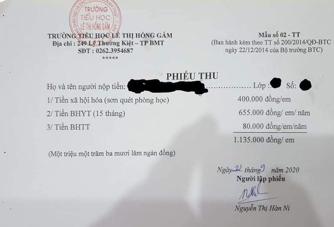 Mỗi học sinh đóng 400.000 đồng để sơn quét phòng học. Ảnh: T.N.