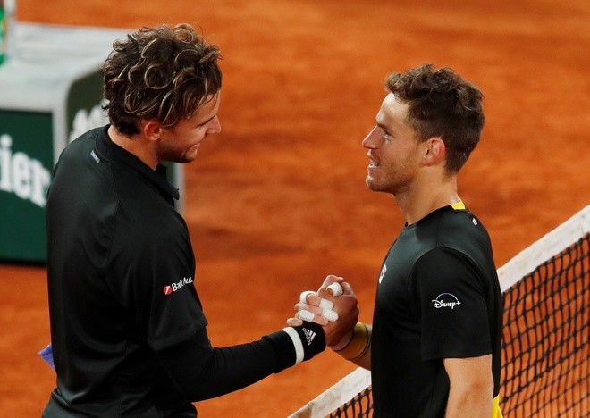 Thiem chúc mừng Schwartzman sau trận. Ảnh: Reuters.