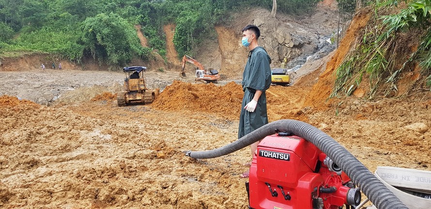 Các lực lượng tiếp tục triển khai phương tiện tìm kiếm nạn nhân tại xã Trè Leng - Ảnh: VGP/Thế Phong