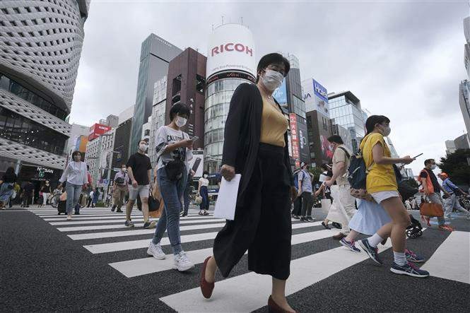 Người dân đeo khẩu trang phòng lây nhiễm COVID-19 tại Tokyo, Nhật Bản. Ảnh: AFP/TTXVN