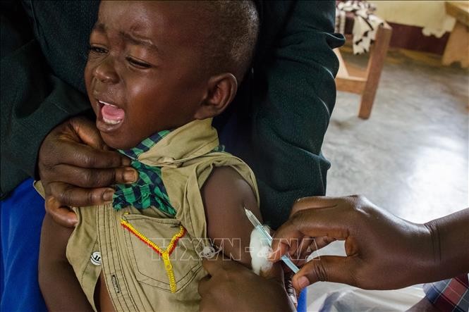 Tiêm phòng sởi cho trẻ em tại Nkozi, Uganda, ngày 19/10/2019. Ảnh (tư liệu): AFP/TTXVN