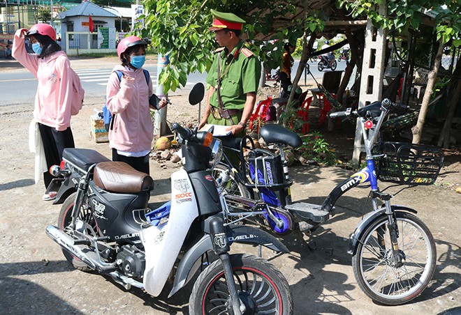 Lực lượng CSGT - TT Công an huyện Càng Long (Trà Vinh) nhắc nhở, xử lý học sinh vi phạm Luật Giao thông.