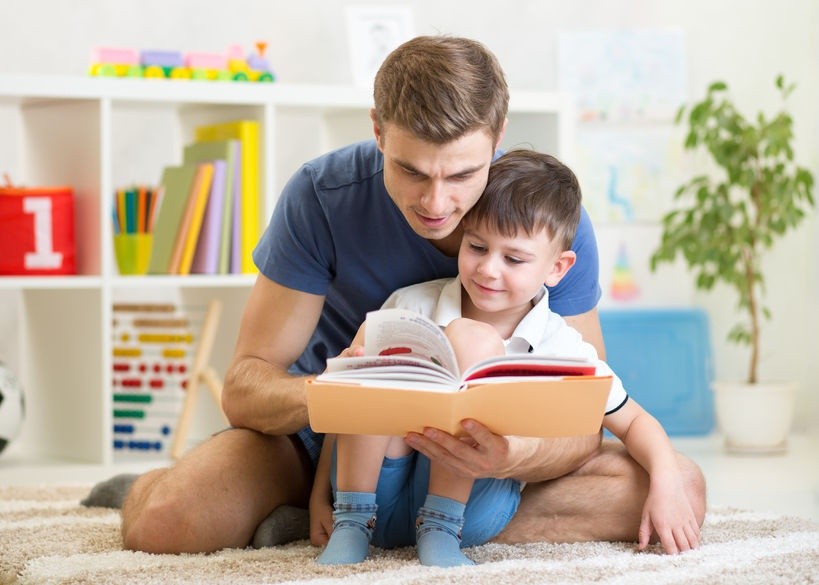 Cha mẹ nên cho trẻ học ngoại ngữ thông qua các hoạt động tự nhiên. Ảnh: Kids To Read.