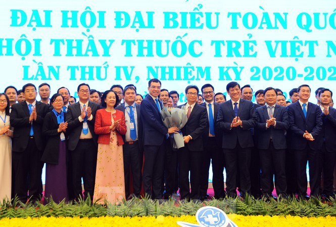 Trưởng ban Dân vận Trung ương Trương Thị Mai, Phó Thủ tướng Vũ Đức Đam, Bộ trưởng Y tế Nguyễn Thanh Long và Bí thư thứ nhất T.Ư Đoàn, Chủ tịch T.Ư Hội LHTN Việt Nam Nguyễn Anh Tuấn tặng hoa chúc mừng Ban chấp hành và tân Chủ tịch T.Ư Hội Thầy thuốc trẻ Việt Nam khóa IV. Ảnh: Xuân Tùng