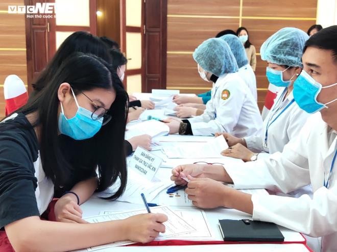 Các tình nguyện viên đăng ký tham gia tiêm thử nghiệm vaccine Nanocovax.